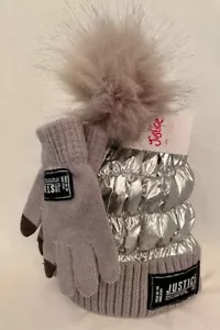 Nuovo con etichette - CAPPELLO e guanti da slittino Justice Girls Teen ARGENTO LUCIDO - Furry Pom UNICO! - Foto 1 di 5