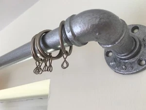 Riel/poste de cortina con soportes hechos de tubo de hierro galvanizado industrial de 3/4 - Imagen 1 de 7