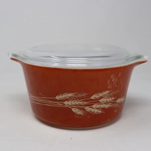 Vintage Pyrex Auflaufform mit Deckel, #473-B, rot, Weizenmuster, 7,75" Breite - Bild 1 von 4