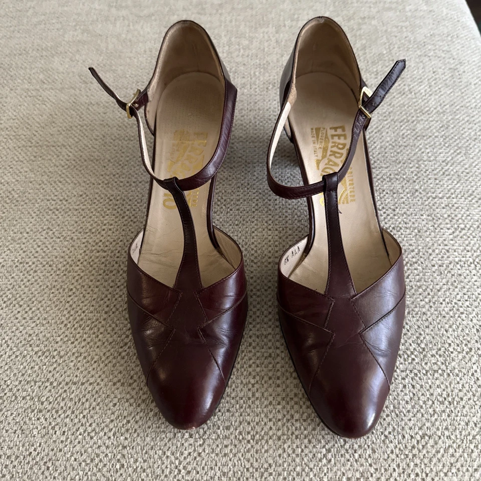 Tacones Salvatore Ferragamo para mujer de cuero marrón con correa en T talla 8,5 usados en EE. UU. Foto 1 de 4