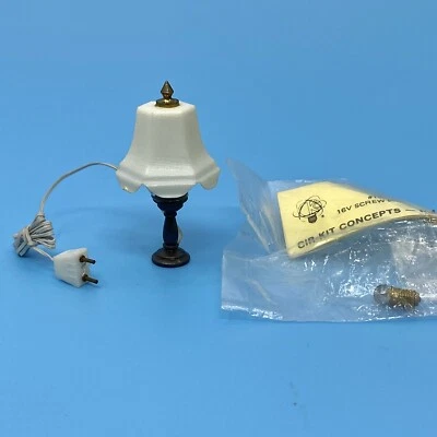 Casa de Muñecas Muebles Miniatura LÁMPARA DE MESA ELÉCTRICA BLANCO PANTALLA ESTRIADA BASE MARRÓN Foto 1 de 4