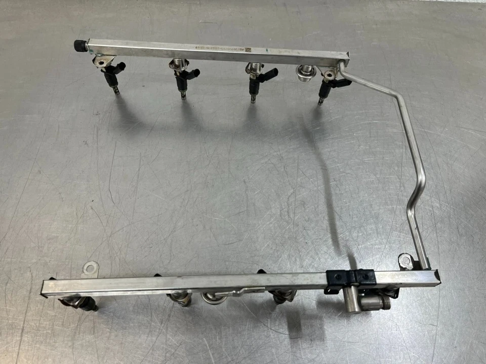 10-13 MERCEDES BENZ E550 5.5L V8 FUEL RAIL WITH INJECTORS OEM GENUINE Foto 1 de 4