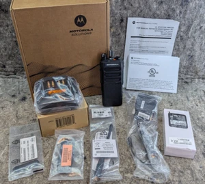 🔥NEW Motorola R7 Two-Way Digital Radio AAH06RDC9RA1AN MOTOTRBO 403-512M 4W NKP - Picture 1 of 16