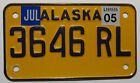 Tablica rejestracyjna USA z Alaski niebieska na żółta z 2005 roku używana na motocyklu.