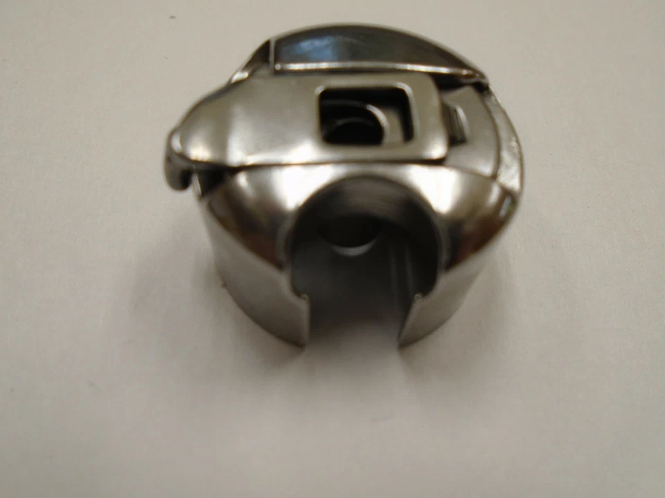 52237 BC-DB1-NBL 110-38759 112035-000 S03245-001 CAIXA DE BOBINA PARA MÁQUINA DE COSTURA A225 - Imagem 1 de 1