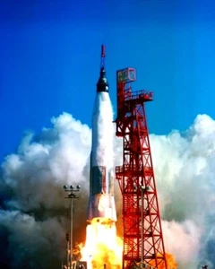 Neues Foto: Start von Friendship 7, Astronaut John Glenn im Orbit - 6 Größen! - Bild 1 von 7