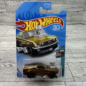 Mustang Super Treasure Hunt '68 2018 dorado tooneado con protector - Imagen 1 de 10