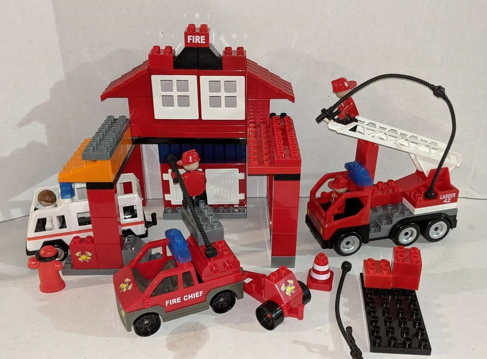 BEST-LOCK JUNIOR FIRE STATION RESCUE SET WITH FIRE TRUCKS & AMBULANCE - Image 1 of 4