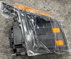 Mack Truck 23992218 Headlamp RH - Picture 1 of 3