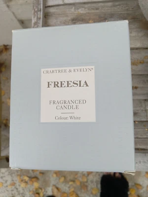 NUEVO Crabtree Evelyn White Bougie 9.5 onzas vela perfumada 45 horas de tiempo de combustión Foto 1 de 4