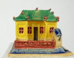 Casa pagoda china de mediados de siglo de cerámica hecha a mano y pintada en China Shiwan - Imagen 1 de 11
