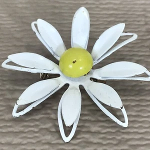 Vintage 3D White Yellow Flower Daisy Enamel Pin Brooch Unsigned - Picture 1 of 5