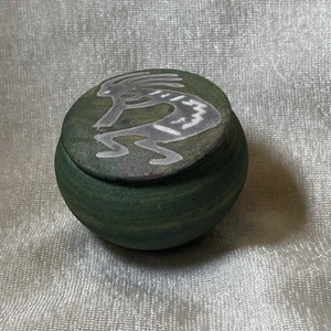 Kokopelli grüne Miniatur 2" Schmuck Vorratsdose rund mit Deckel handbemalt - Bild 1 von 8