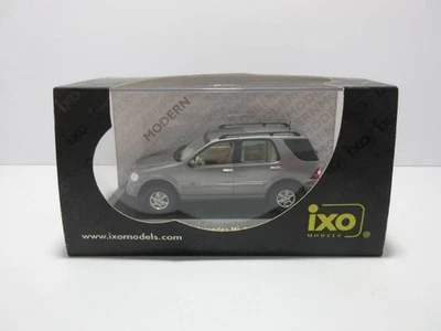 1/43 ixo el Mercedes-Benz Classe M ML500 auto pressofusa argento - Immagine 1 di 3