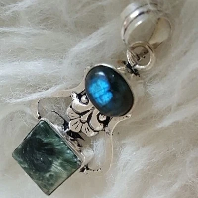  Colgante de plata de cristal de piedra lunar negra Madagascar verde bosque de serafinita   Foto 1 de 4