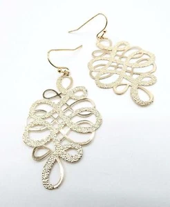 GORGEOUS Ultra Lightweight Flat Gold Swirl Curved Ribbon Filigree Earrings - Picture 1 of 6