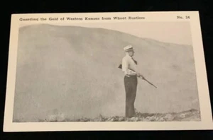 Cartolina a guardia dell'oro del Kansas occidentale dai truffatori di grano, uomo con pistola - Foto 1 di 2
