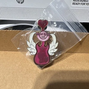Pin de Coleccionista Hard Rock Cafe Yankee Stadium Día de San Valentín Ala de Ángel Blanco 2012 - Imagen 1 de 1