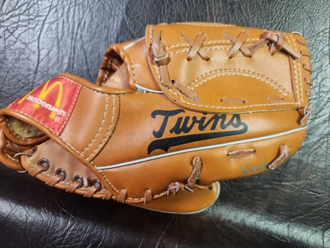 1985 Minnesota Twins Baseball Glove SGA Coca-Cola McDonald's Cover