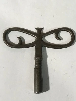 825b  Vintage Clock Key to fit 4.5mm Spindle Width Size 9 - Image 1 of 2