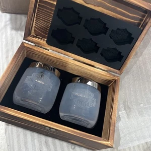 Harley Davidson Cheers Set Regalo 2 Bicchieri Logo Inciso Vassoio Ghiaccio Scatola Legno 2017 - Foto 1 di 6