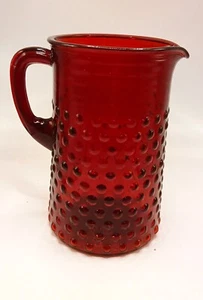 Jarra Hobnail vintage roja rubí. - Imagen 1 de 4
