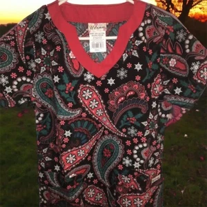 Christmas Paisley Black Red UA Scub Top Size Small Red Green Holly Snowflake EUC - Picture 1 of 6