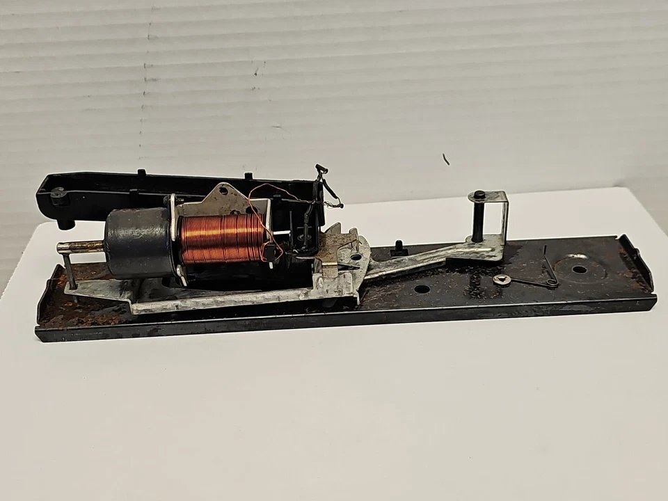 LIONEL 3662 OPERATING MILK CAR ( Mechanism On Frame ). ONLY  - Image 1 of 4