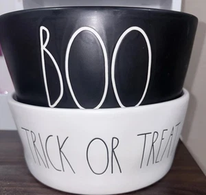Lotto di 2 candele Halloween Rae Dunn BOO 8" 45,9 oz vaniglia affumicata DW acero casa - Foto 1 di 5