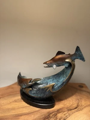 Escultura de bronce salmón "Wild River Challenge" de Jacques & Mary Regat 1997 Foto 1 de 4