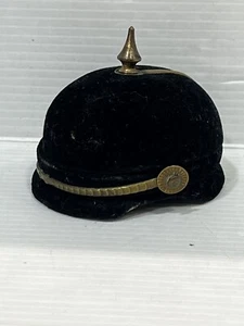 RARE ET ANCIENNE BOITE MEDAILLE MILITAIRE ALLEMANDE WW1 FORME CASQUE A POINTE - Foto 1 di 8