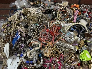 5 Pfund lbs. Unsortiertes Schmuck Konvolut Vintage & Neu Trödel & Gut & Mehr Nachlassfund - Bild 1 von 7