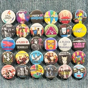 A FLOCK OF SEAGULLS musica anni 80 1,5" bottoni pinback new wave synth pop, 30 spille - Foto 1 di 9