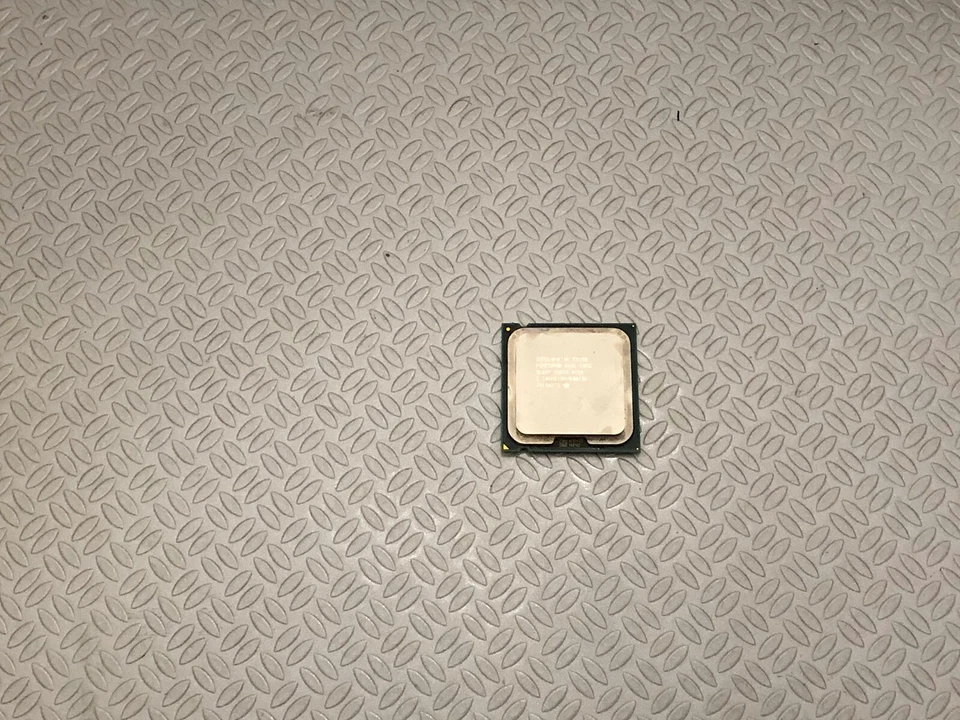 CPU PROCESSORE INTEL PENTIUM E5200 - SLB9T - SOCKET LGA 775 - Immagine 1 di 1