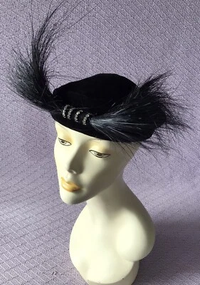 CHAPÉU BOINA DE VELUDO PRETO VINTAGE 1920 PENA SELVAGEM frente strass acento - Imagem 1 de 4