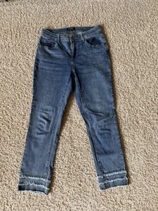 Pantalones de mezclilla Charlie B para mujer azules recortados dobladillo crudo detalle deshilachado elásticos talla 6 - Imagen 1 de 4