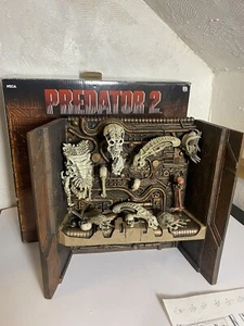 Genuine Neca Predators Trophy Wall Diorama Box Rare DKL - Picture 1 of 24