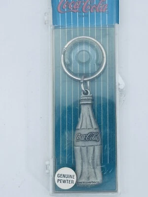 Винтажный брелок 1995 сделано в США COCA-COLA подлинный оловянная бутылка кока-колы в форме 4 дюйма  - Изображение 1 из 4