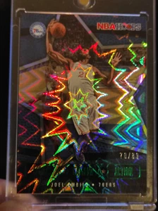 Joel Embiid - 2020-21 NBA Hoops - Lights Camera Action - Green Explosion #70/89 - Bild 1 von 3