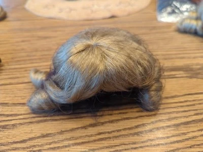 Peluca Muñeca IMSCO De Colección Rubia Sucia Rizos Fibras Sintéticas Nueva de Lote Antiguo Talla 8 Foto 1 de 4