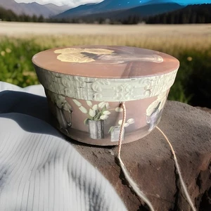 Art In Motion Cristin Atria Vintage Round Hat Box - Picture 1 of 2