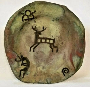 Plato de decoración de pared de cerámica Raku hecho a mano de arte de estudio de Yale firmado petroglifos ciervos - Imagen 1 de 5