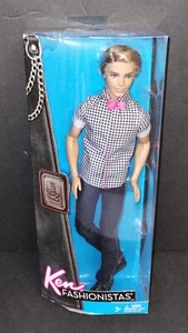 2011 ""Ken"" Fashionistas Barbie-Puppe mit blonden Haaren, Fliege kariertes Shirt W3954 - Bild 1 von 14