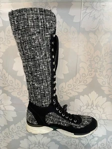 Chanel Fantasy Tweed Black & White Kniehohe Sneaker Boots mit "CC" Logo - Bild 1 von 12