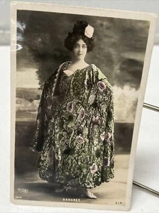 TARJETA POSTAL DE COLECCIÓN FRANCIA CARTA POSTAL ACTRIZ BURLESCA MUJER ARTE 1900 SHARET - Imagen 1 de 3