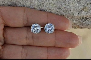 Aretes para mujer de diamantes de corte redondo de 2 quilates creados en laboratorio enchapados en oro blanco de 14 quilates - Imagen 1 de 7