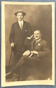 NY CITY STUDIO FOTO REAL POSTAL RPPC ~ DOS SOMBREROS ELEGANTES PARA HOMBRES Y BOATER DE PAJA - Imagen 1 de 3