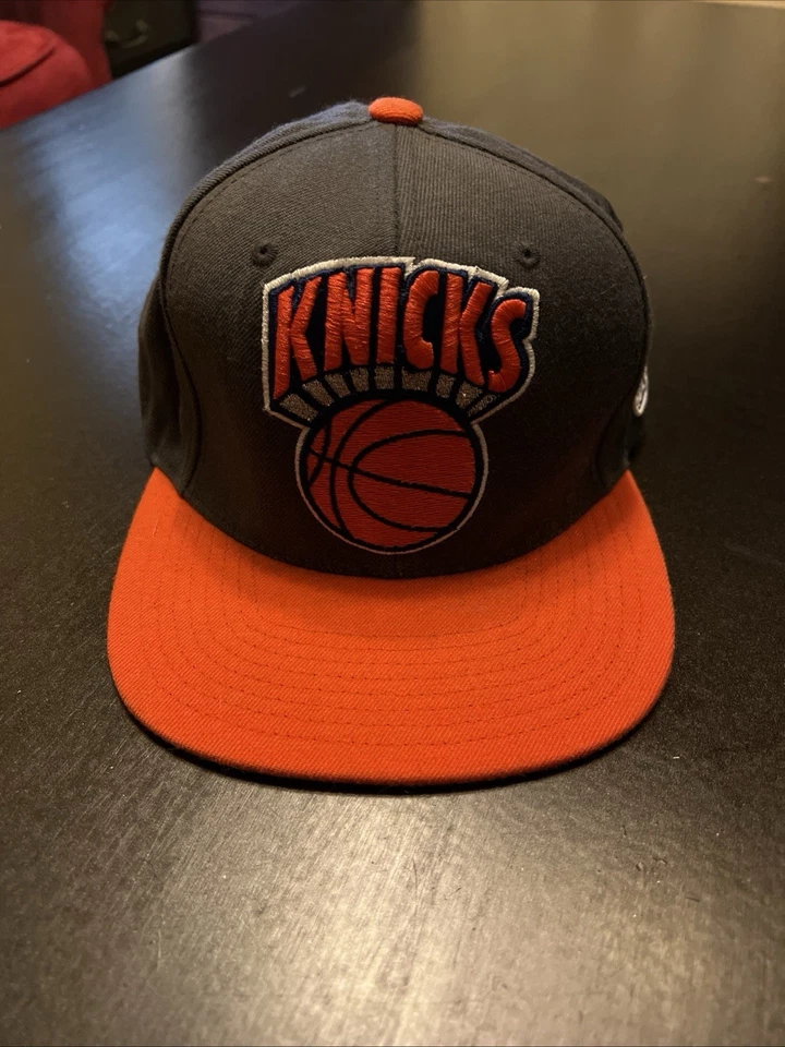 Boné ajustável New York Knicks Mitchell & Ness NBA Snapback chapéu aba plana 2 tons - Imagem 1 de 4