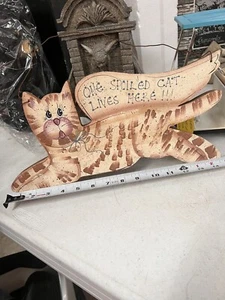 “ ONE SPOILED CAT LIVES HERE “ LOVELY WOODEN SIGN PLAQUE - Picture 1 of 3