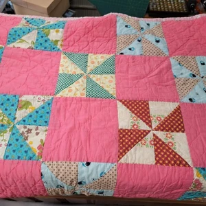 Trapunta vintage fatta a mano girandola doppia misura 74" x 62" con supporto in flanella vintage - Foto 1 di 8